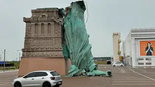 Vídeos mostram vento derrubando estátua da Havan durante temporal no RS
