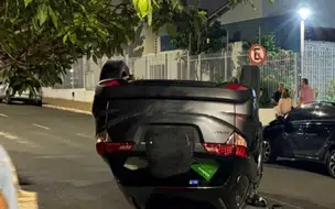 Condutora fica ferida após capotar carro na zona leste de Teresina