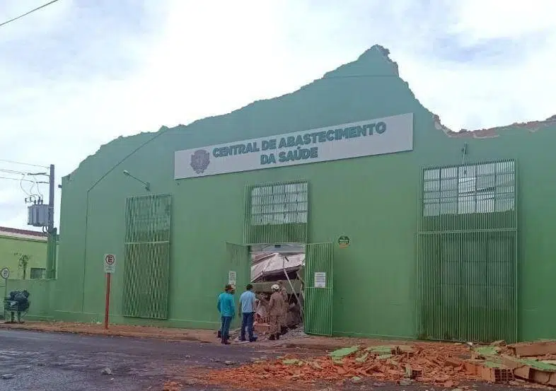 Centro de Distribuição de Rio Verde sofreu um colapso estrutural• Divulgação/Corpo de Bombeiros de Goiás