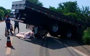 Acidente com viatura da PM, moto e caminhão deixa dois mortos em Acauã