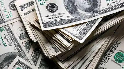 Dólar fecha abaixo de R$ 4,90 pela primeira vez em 28 meses