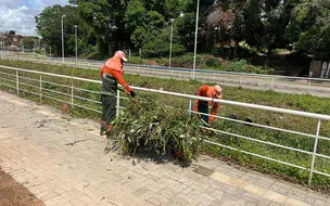 Servidores da limpeza paralisam atividades e alegam atraso de salário em Teresin