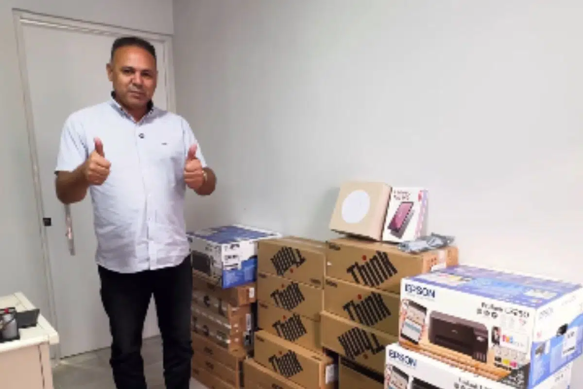 O prefeito Francinaldo Moraes, comemorando o recentemente chegada de novos computadores, impressoras