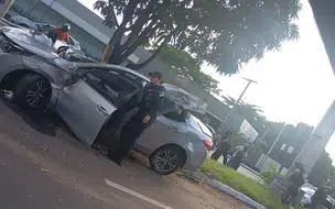 Homem é arremessado de carro em acidente na Avenida Raul Lopes, em Teresina