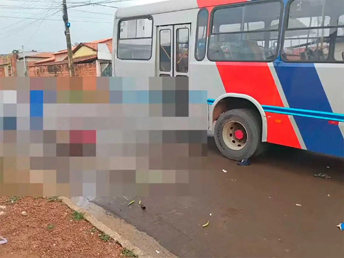 vítima morreu após a moto pilotada pela esposa colidir com um ônibus