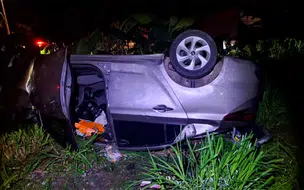 Criminosos em fuga capotam carro com vítima em porta-malas após arrastão em Teresina