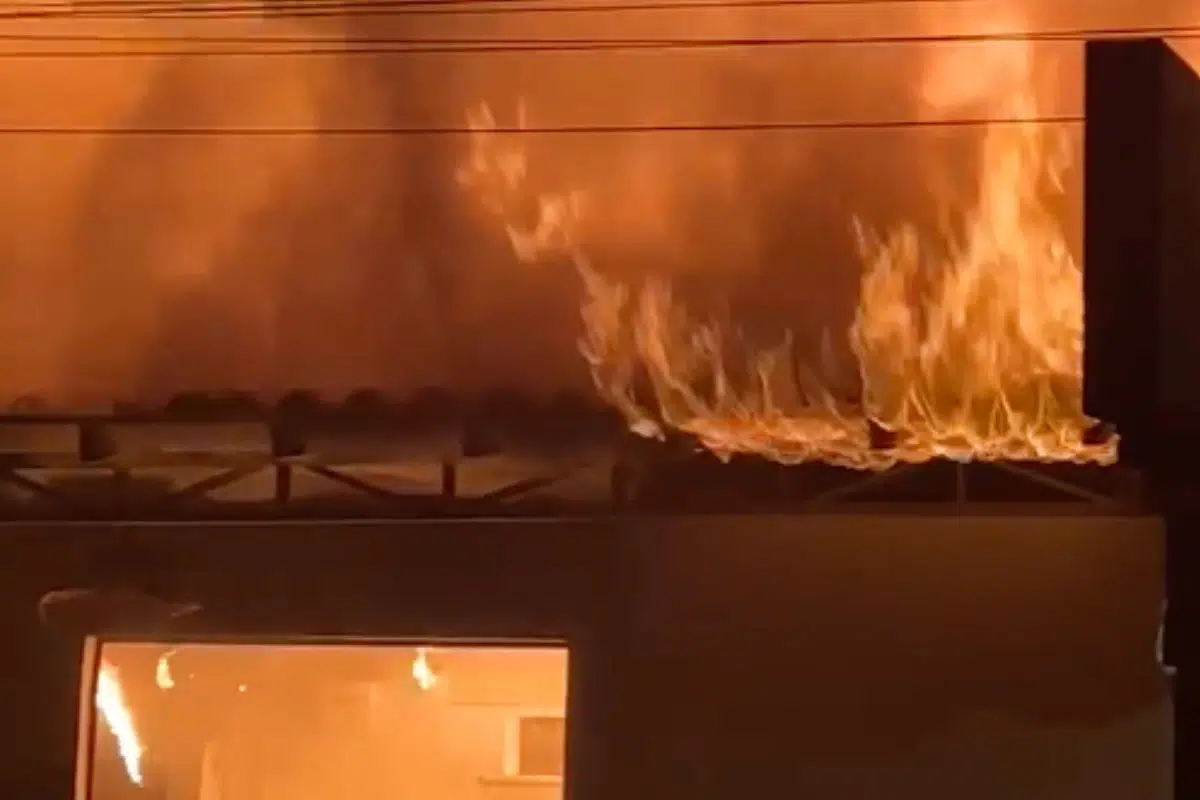 Incêndio de grandes proporções atinge hamburgueria no bairro Morada Nova, zona Sul de Teresina