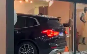 Motorista perde o controle e carro destrói vitrine de loja em Teresina