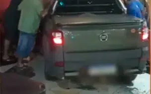 Carro invade loja de coveniência e atropela funcionária em Teresina