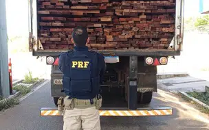 PRF apreende 32m³ de madeira serrada transportada irregularmente em Valença