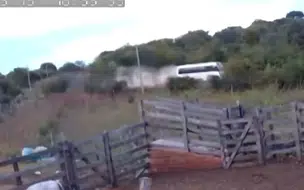 Vídeo: Micro-ônibus com estudantes cai em ribanceira em curva na PI-460, em Santa Cruz