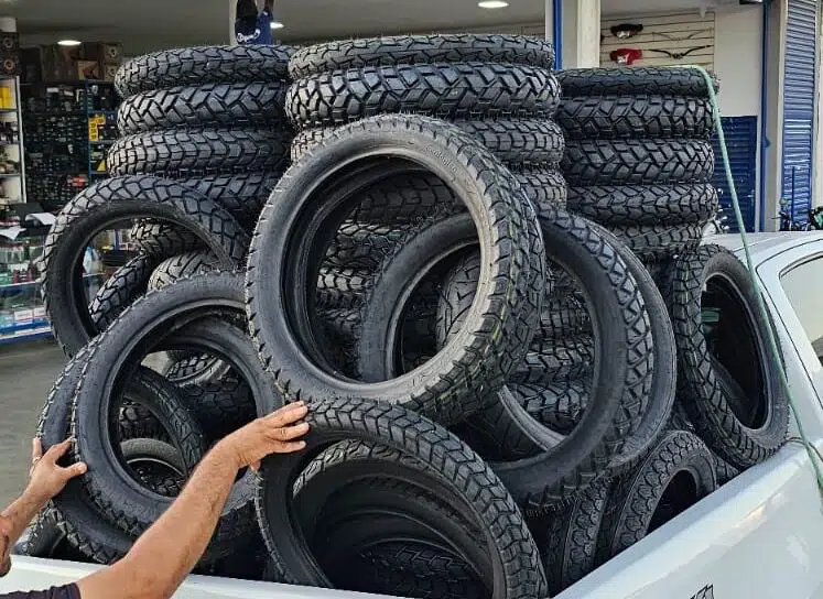 Os pneus apreendidos são do tipo “remoldado”, que foram reformados, proibidos para comercialização em veículos de duas ou três rodas