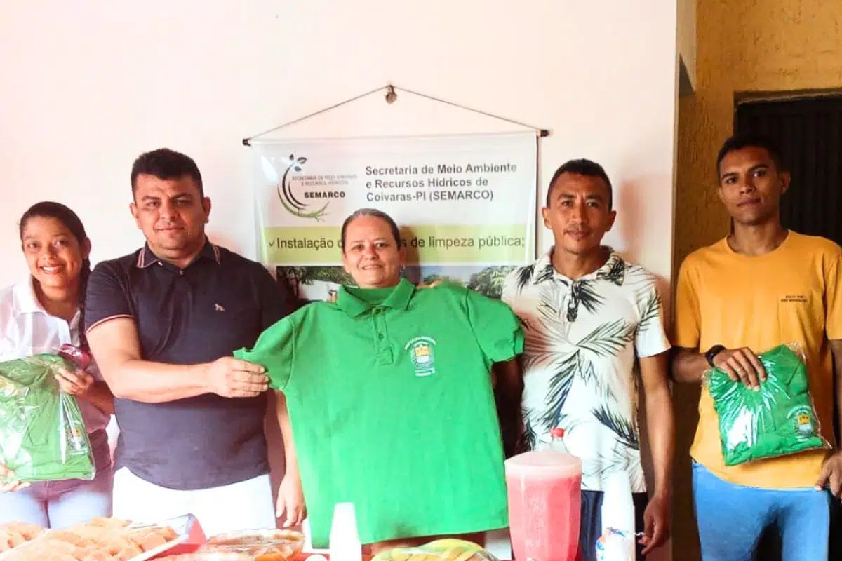Prefeito e Secretaria de Meio Ambiente homenageiam garis com café da manhã, entrega de fardas e celebração pelo Dia dos Garis