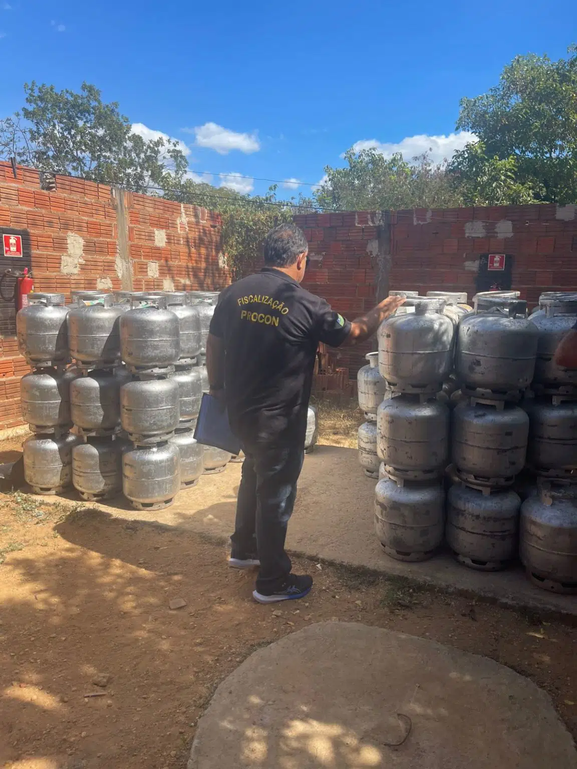 Procon realiza fiscalização em Parnaguá e Riacho Frio com apreensão de 197 botijões de gás e interdição de farmácia irregular