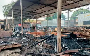 Incêndio destrói ônibus escolares que estavam em garagem na zona sul de Teresina