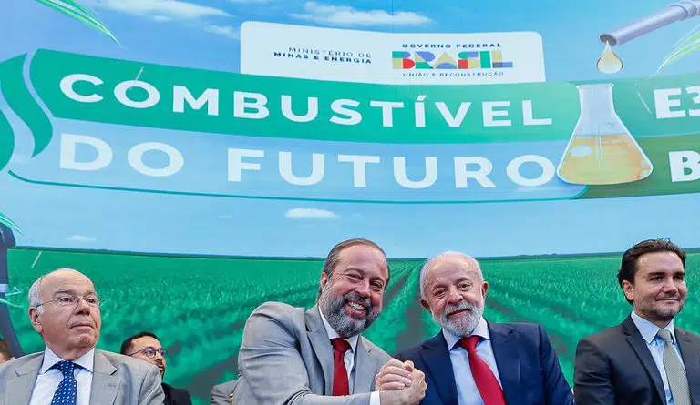 Ricardo Stuckert/PR Lula e os ministros das Relações Exteriores, Mauro Vieira, e das Minas e Energia, Alexandre Silveira: combustível novo