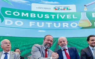Lula anuncia que vai colocar mais etanol da gasolina para evitar aumento de preços
