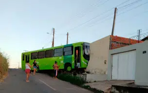 Ônibus desgovernado desce ladeira e colide em muro de residência em Teresina
