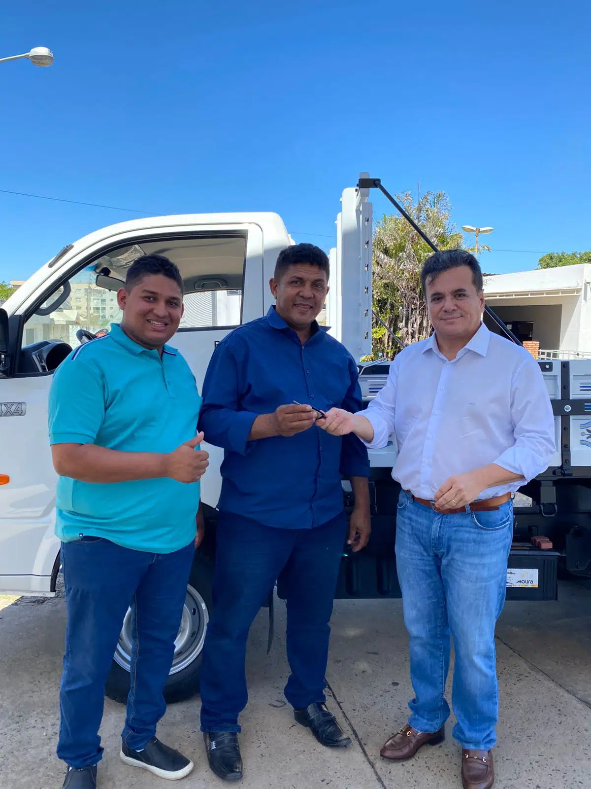 Entrega oficial da caminhonete destinada à Associação dos Trabalhadores da Agricultura Familiar. Parceria entre Prefeitura de Coivaras, Secretaria de Agricultura e Câmara Municipal.
