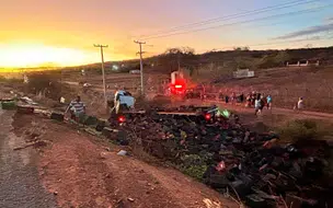 Condutor morre após caminhão carregado de laranjas tombar na BR-407 em Geminiano