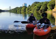 Turistas norte-americanas realizam passeio de caiaque no Rio Poti em Teresina
