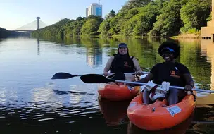 Turistas norte-americanas realizam passeio de caiaque no Rio Poti em Teresina