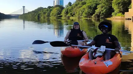 Turistas norte-americanas realizam passeio de caiaque no Rio Poti em Teresina