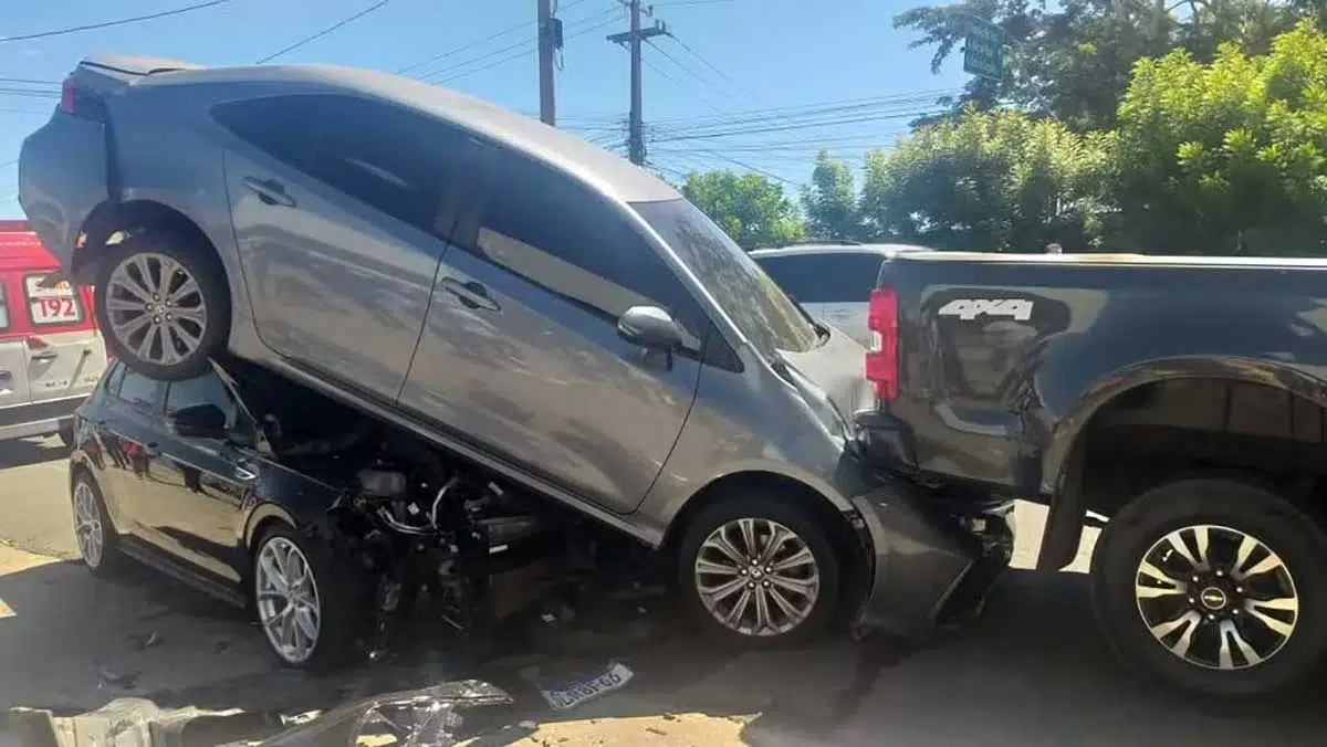 Vídeos: Carros ficam "empilhados" sobre outros após colisão na zona Sul de Teresina