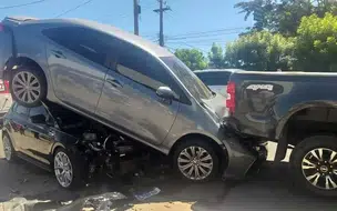 Vídeos: Carros ficam "empilhados" sobre outros após colisão na zona Sul de Teresina