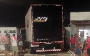Caminhão desgovernado sem condutor invade residência em Parnaíba