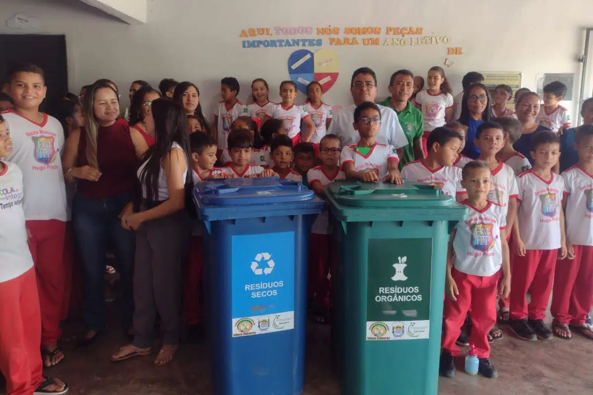Entrega dos containers de coleta seletiva nas escolas públicas municipais, em Coivaras.