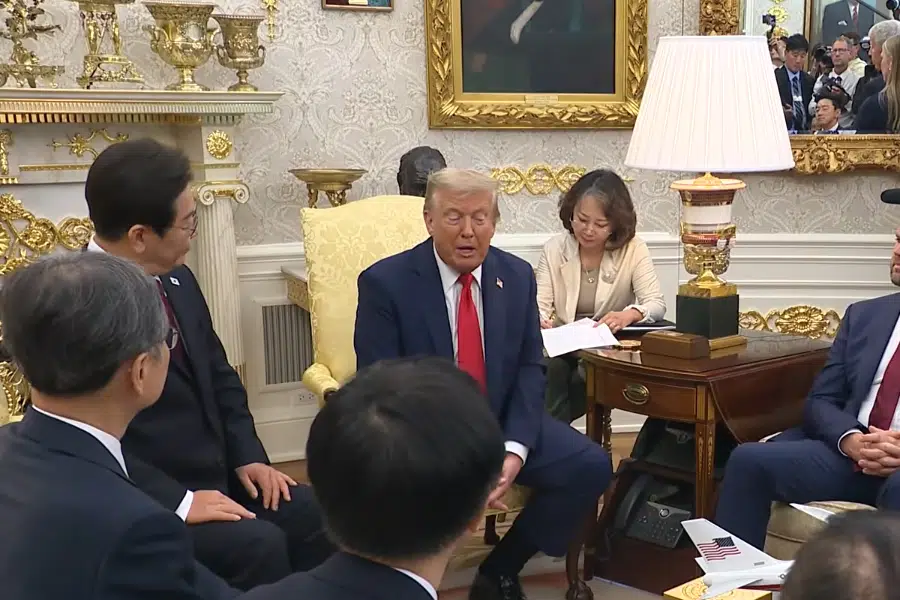 O presidente Trump participa de uma reunião bilateral com o presidente da República da Coreia