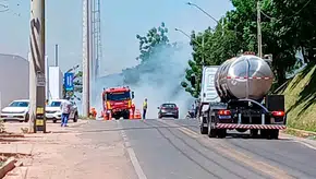 O trânsito na via ficou comprometido devido as chamas