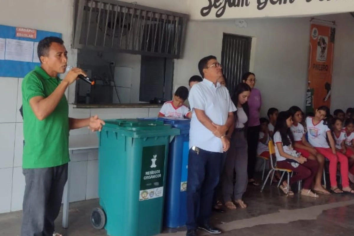 Secretário de Meio Ambiente de Coivaras Josimar Martins, na ação de incentivo à coleta seletiva nas escolas municipais.