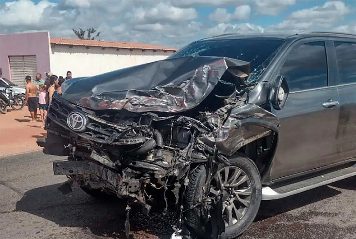 Um dos carros envolvidos no acidente, ficou com a parte dianteira completamente destruída