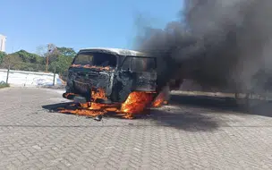 Kombi fica destruída após pegar fogo próximo a posto de gasolina em Teresina