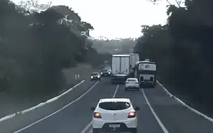 Caminhão faz ultrapassagens proibidas e coloca vidas em risco na BR-343