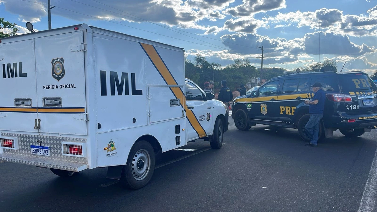 Carro do IML - Colisão frontal entre carro e viatura policial deixa vítima fatal na BR-316 em Caxias