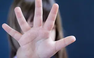 Mãe é conduzida à delegacia por suspeita de agredir a filha em Miguel Alves