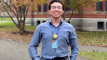 Aprovado em Medicina, estudante da rede estadual coleciona medalhas em olimpíadas