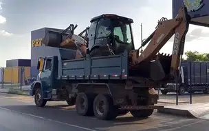 PRF flagra trator solto sobre caminhão em rodovia no Piauí