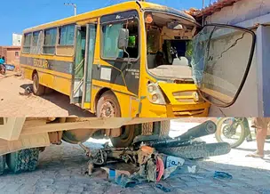 Ônibus escolar desgovernado atinge moto e invade residência em Alagoinha do Piauí