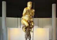 Estátua dourada e nua de Trump é exibida no Parlamento Europeu em protesto