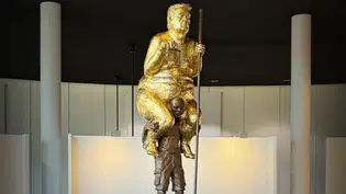 Estátua dourada e nua de Trump é exibida no Parlamento Europeu em protesto