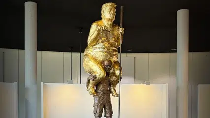 Estátua dourada e nua de Trump é exibida no Parlamento Europeu em protesto
