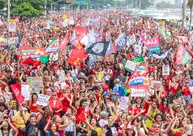 Copacabana é palco de manifestação em ato pela democracia e em apoio a Lula no feriado