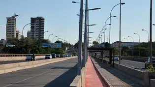 Queda de estrutura com bandeira do Piauí sobre ônibus deixa quatro feridos em Teresina
