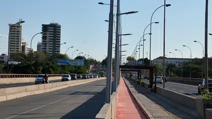 Queda de estrutura com bandeira do Piauí sobre ônibus deixa quatro feridos em Teresina