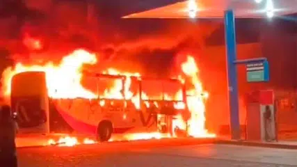 Incêndio deixa ônibus completamente destruído na cidade de Porto no norte do Piauí
