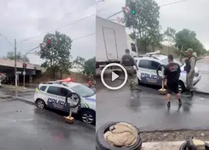 Carro da polícia cai em vala sem sinalização no Lourival Parente em Teresina